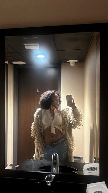 Aaliyeezy image