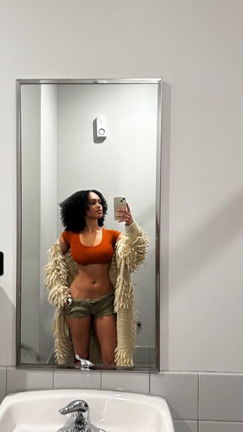 Aaliyeezy image