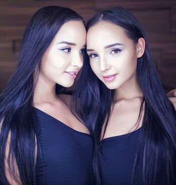 Adelalinka Twins