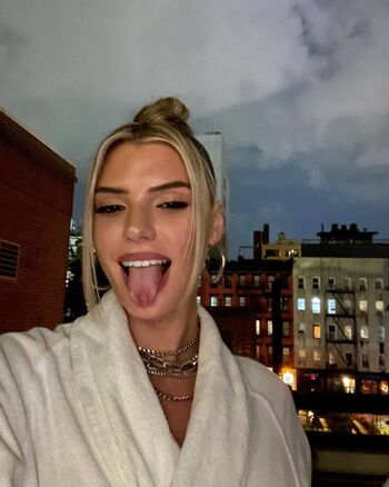 Alissa violet image
