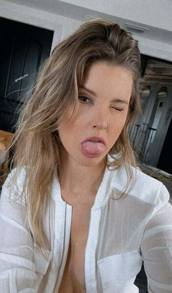 Amanda cerny 1 image