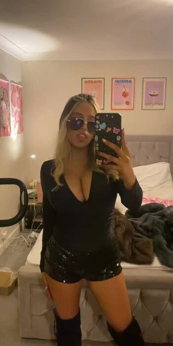 Amber isabella image