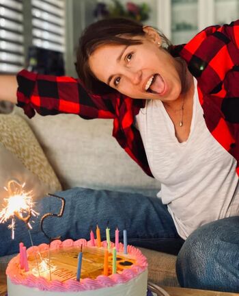 Amy jo johnson image