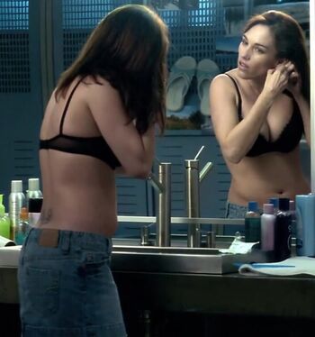 Amy jo johnson image