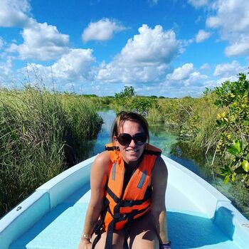 Amy jo johnson image