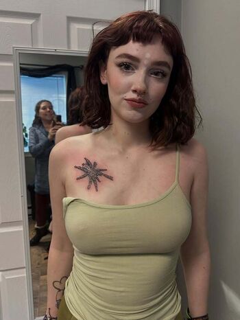 Annaliseelliot image