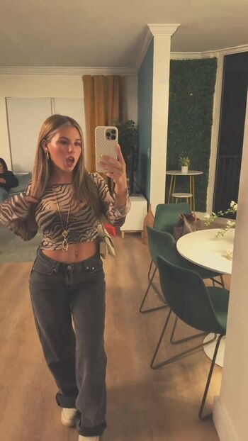 Ariana white image