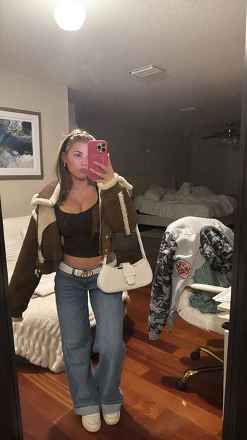 Ariana white image
