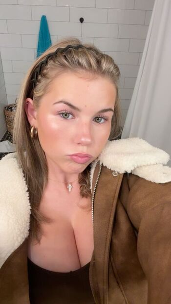 Ariana white image