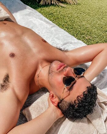 Badbunny image