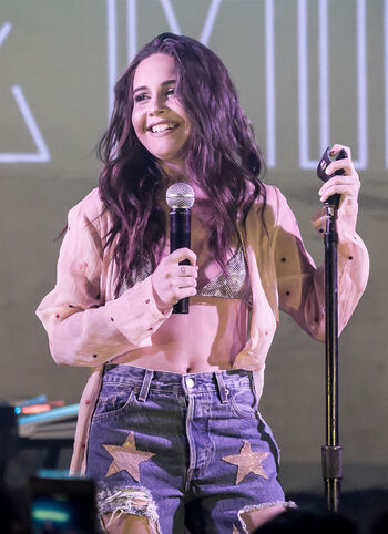 Bea miller image