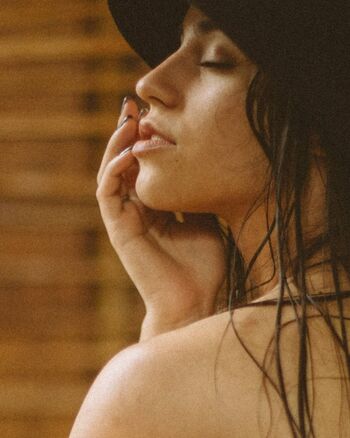 Beatriz oliveira image