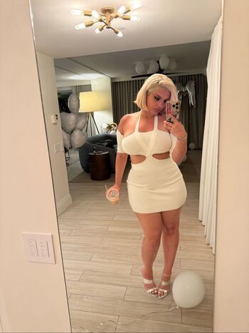 Bebe rexha image