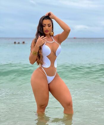 Bella araujo image