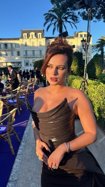 Bella thorne 1 page 2 image