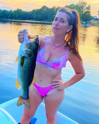 Bigbassgirl page 2 image