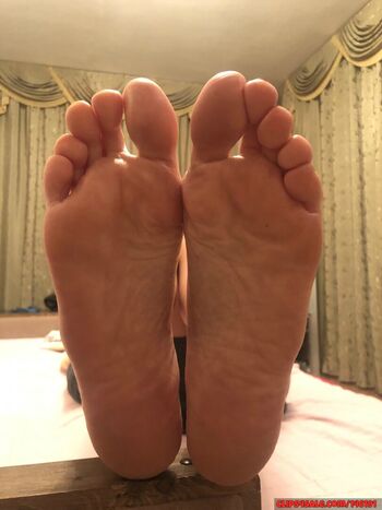 Bigfeetgirls image