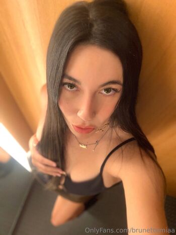 Brunettemiaa image