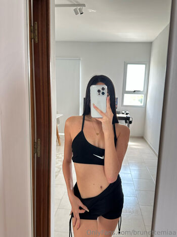 Brunettemiaa image