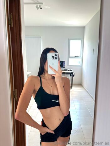Brunettemiaa image