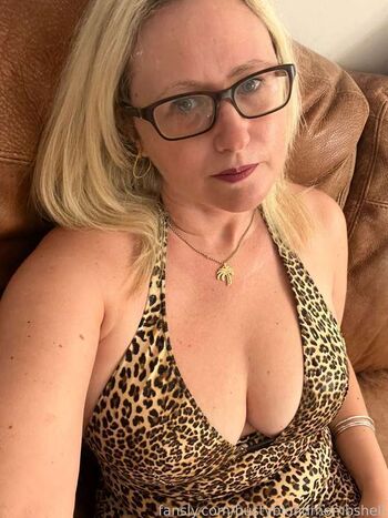 Bustyblondmombshell image