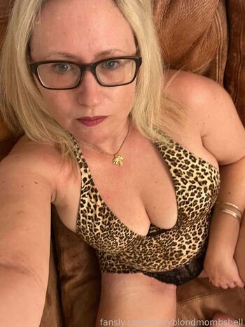 Bustyblondmombshell image