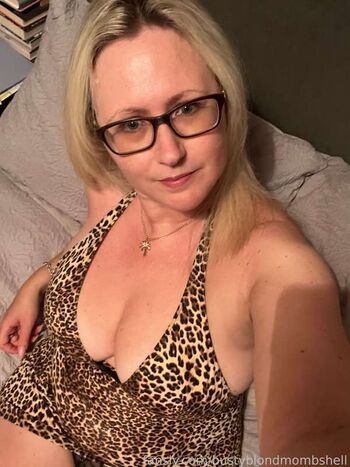 Bustyblondmombshell image