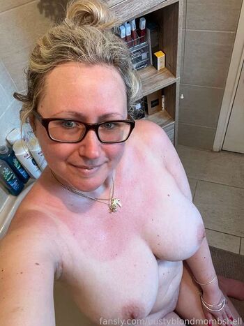 Bustyblondmombshell image
