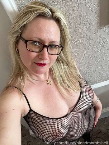 Bustyblondmombshell image