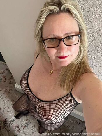 Bustyblondmombshell image