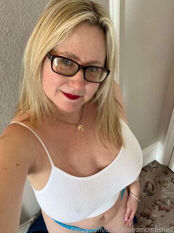 Bustyblondmombshell image