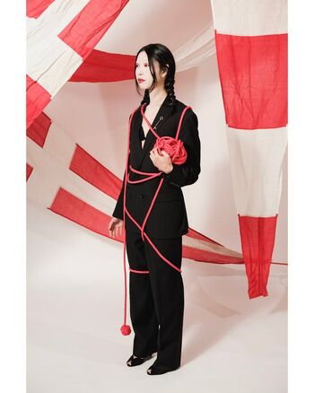 caitlyn.park / Moscot girl