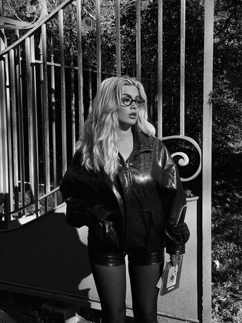 Carla moreau page 2 image