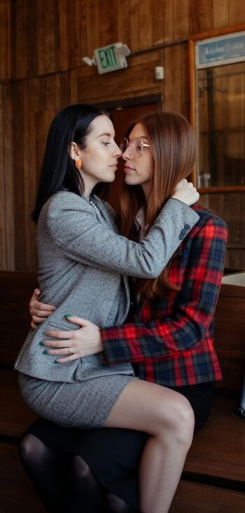 Carly incontro image