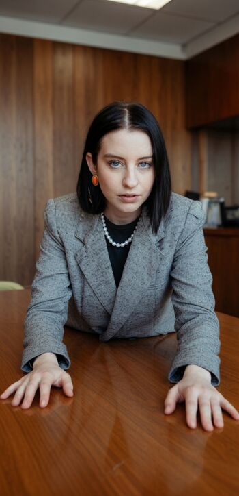 Carly incontro image