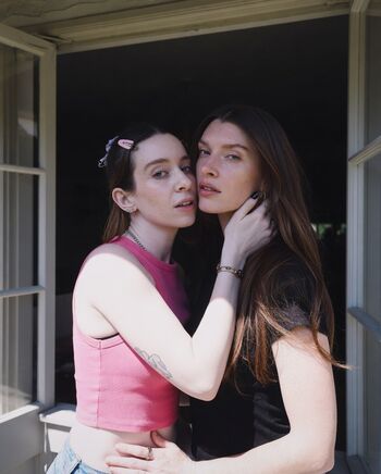 Carly incontro image