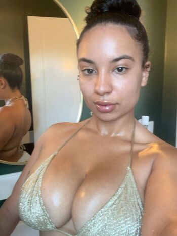 Chloecvlogs image