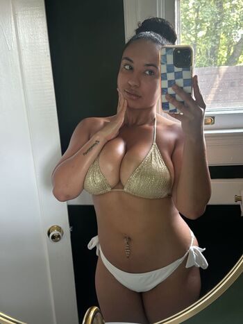 Chloecvlogs image