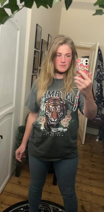 Courtney pose image