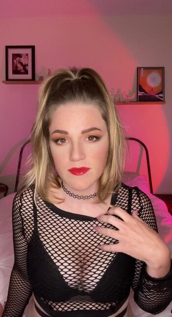 Courtney pose image