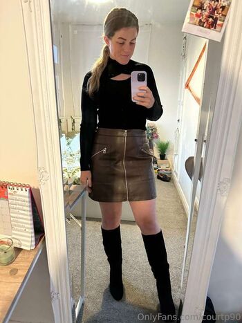 Courtney pose image