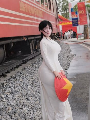 Curvy goddesses image
