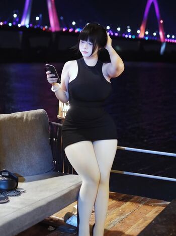Curvy goddesses image