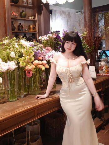 Curvy goddesses image