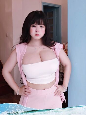 Curvy goddesses image