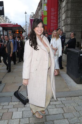 Daisy lowe image