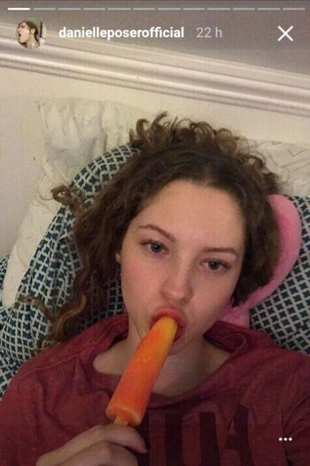 Danielle poser 1 image