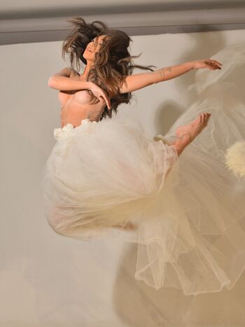 Danni suzuki image