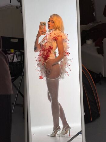 Dead blonde page 2 image