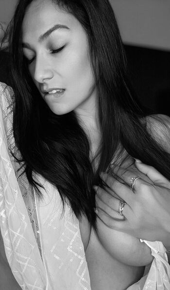 Delila dez claw image